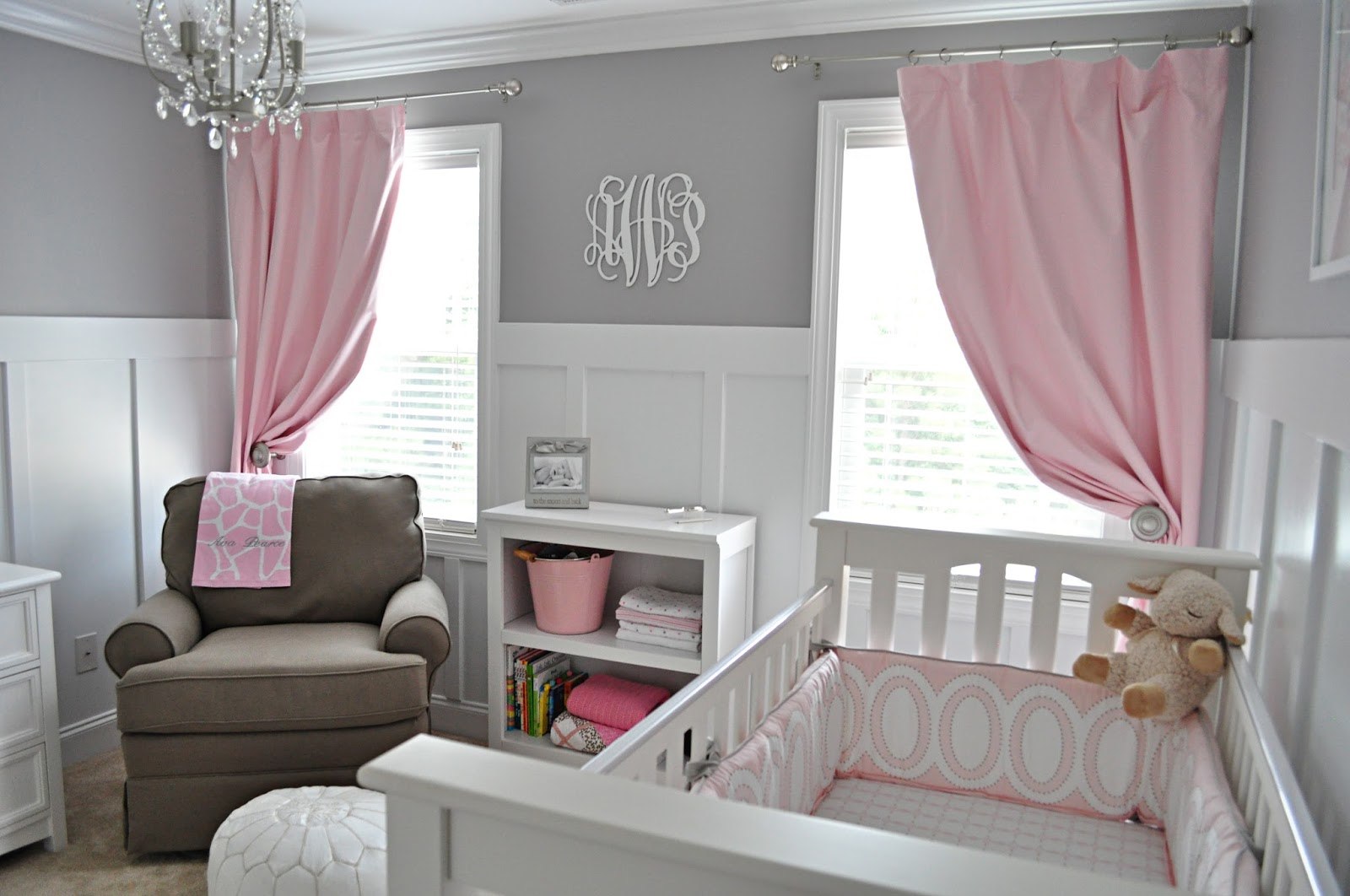 Серо розовая комната. Комната для новорожденной девочки. Спальня для новорожденной девочки. Детская в серо розовых тонах. Комната для младенца девочки.