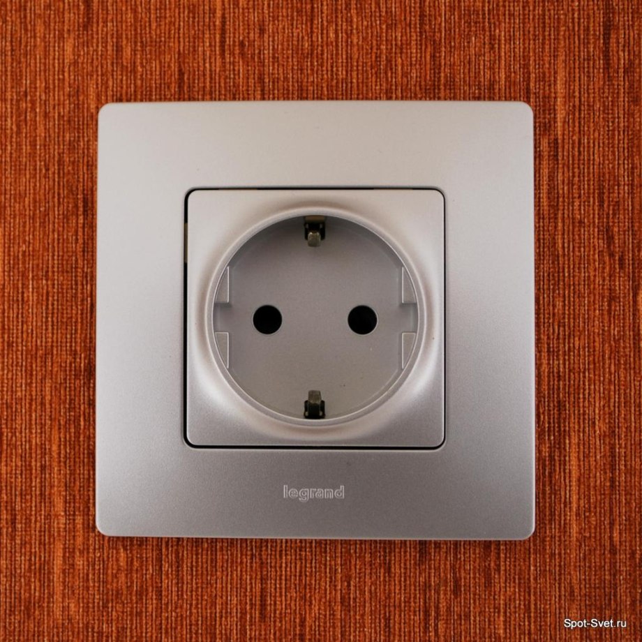 Розетка Legrand Etika 672421,16а, с заземлением, алюминиевый