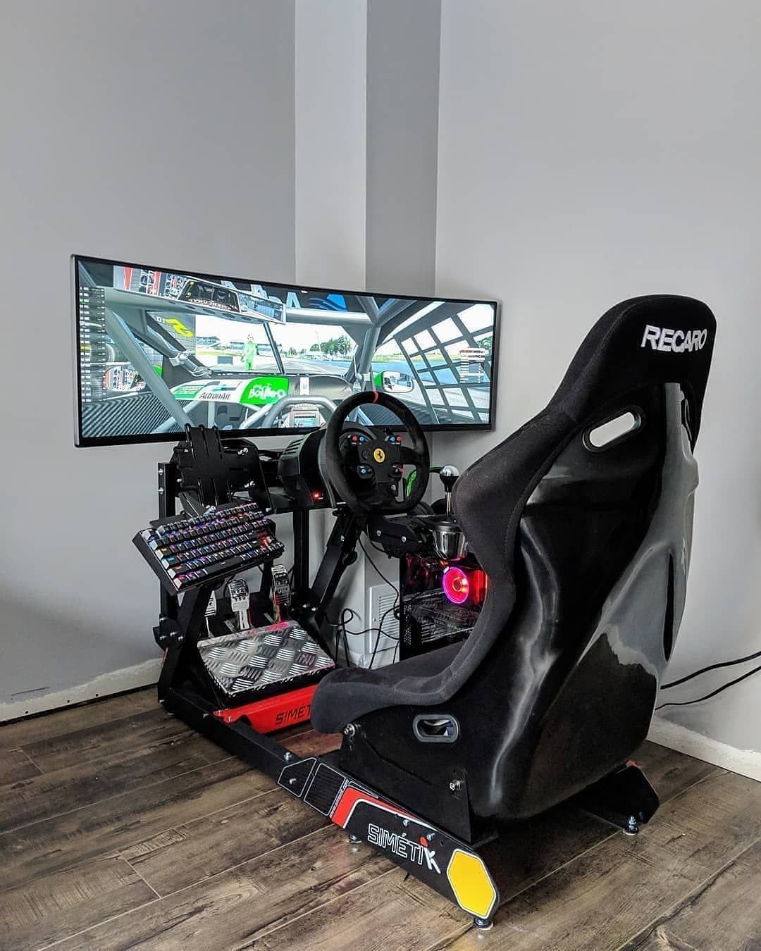 Race rooms. Кокпит симрейсинг. SIM Race кокпит. Игровое кресло Active Cockpit. PAPAGAMER кокпит.