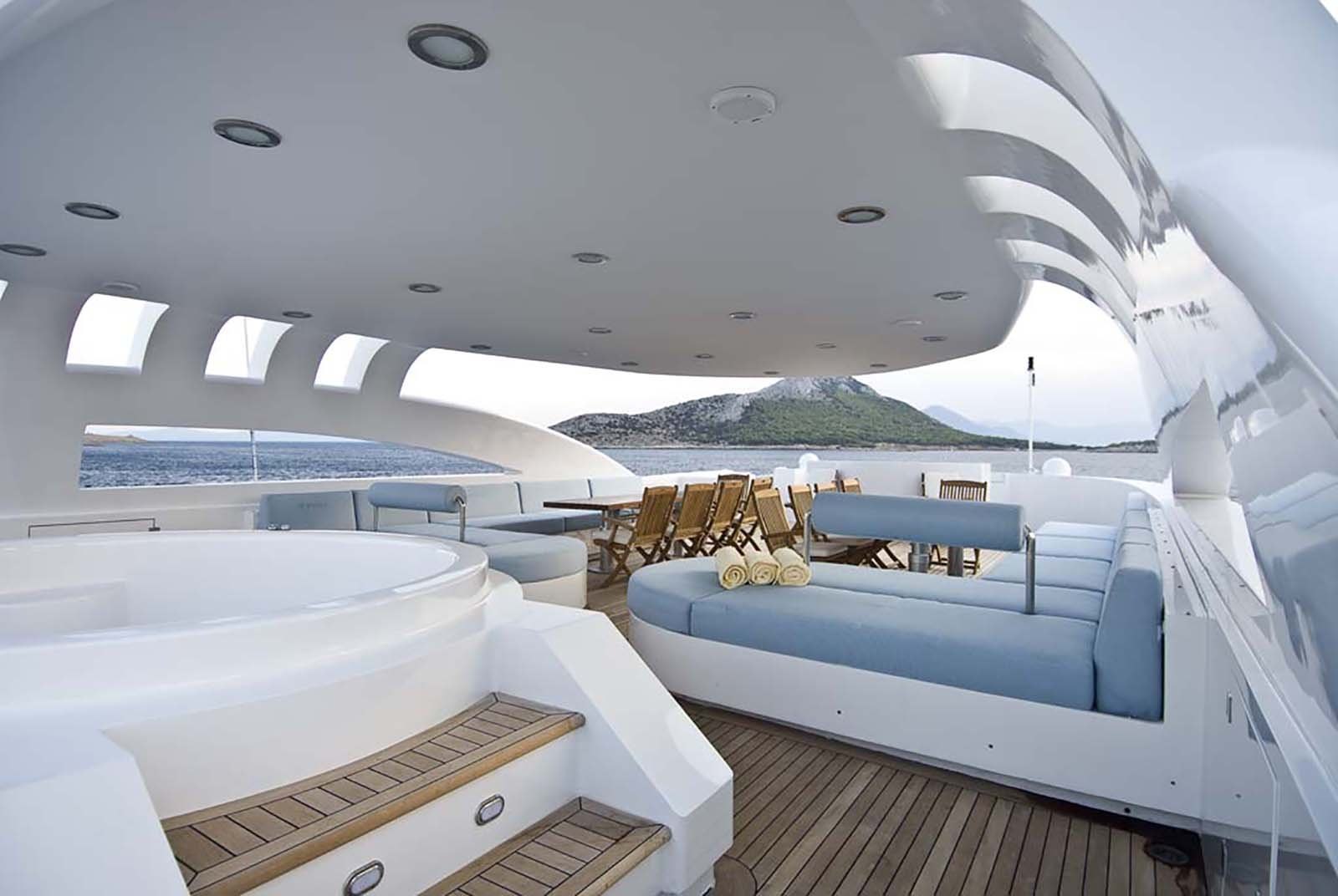 Яхта Luxury Yacht