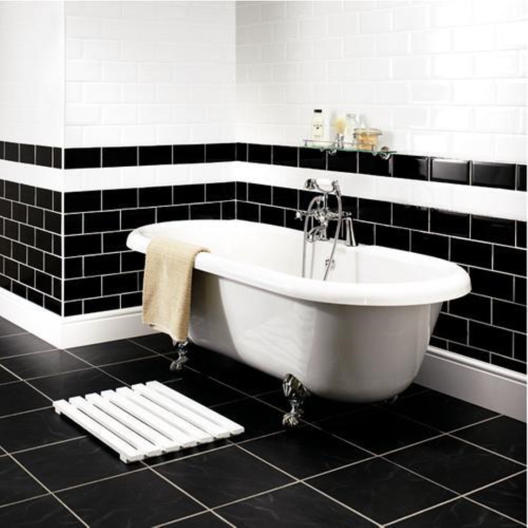 Белая плитка на пол в ванной. Чёрно-белая плитка в ванной. Плитка в ванную черно белая. Ванная с черной плиткой. Плитка в ванную черная.