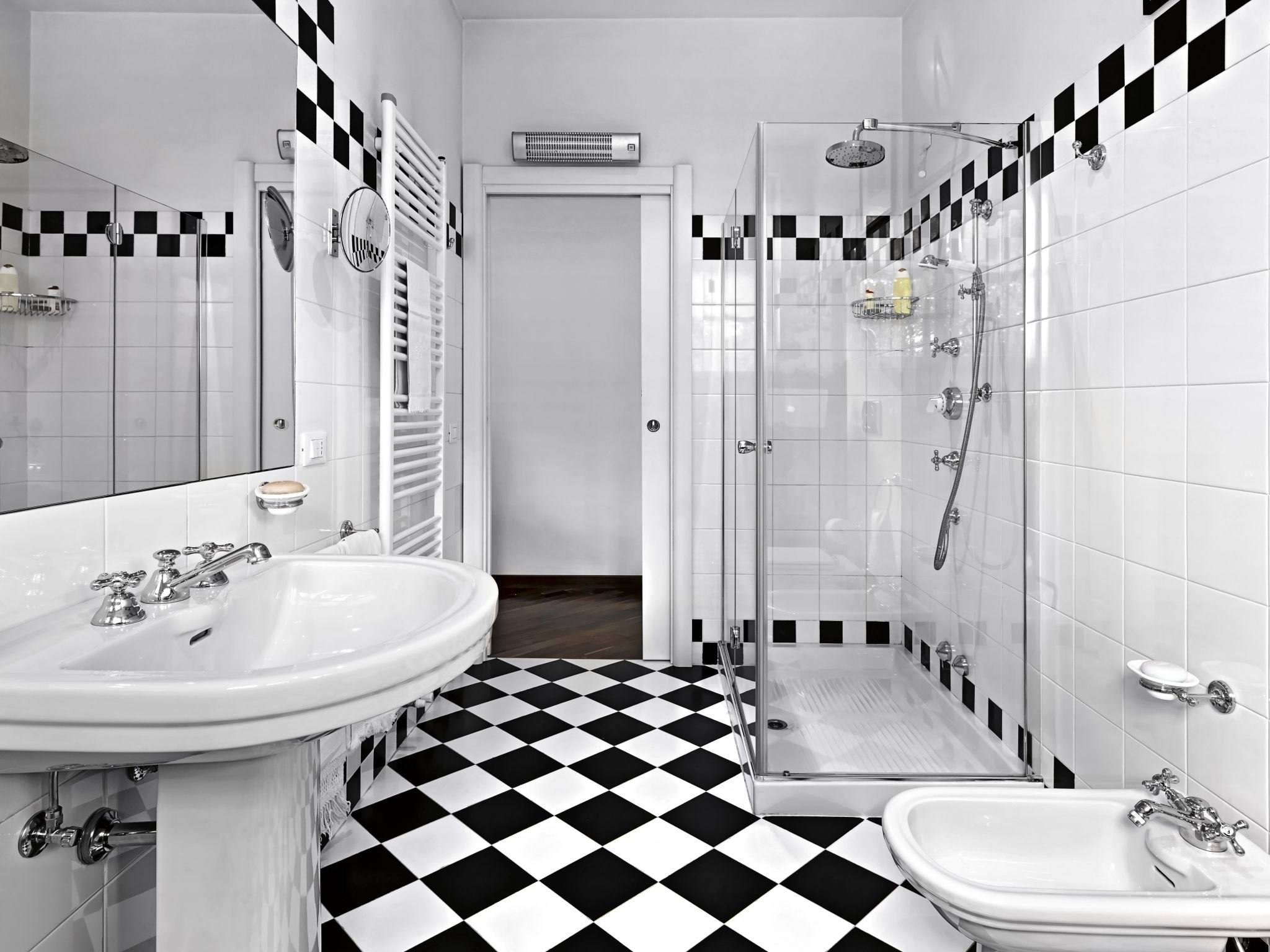 Черно белый цвет в ванной. Черно-белая ванная комната. Черно белая плитка. Ванная комната в черно белом стиле. Черно белые Ванные комнаты.