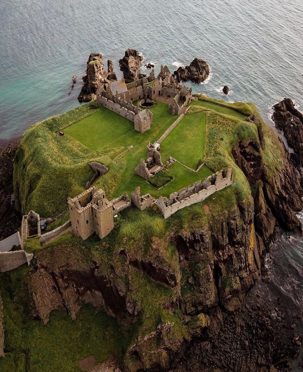 Неприступная крепость это. Замок Данноттар Шотландия. Замок Данноттар, Стонхейвен, Шотландия.. Замок Леох Шотландия. Замок Данноттар Шотландия Чужестранка.