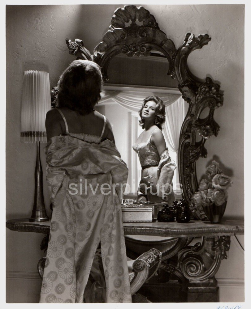 Женщина в зеркале роли. Будуар 19 век. Девушка в зеркале. Зеркало.