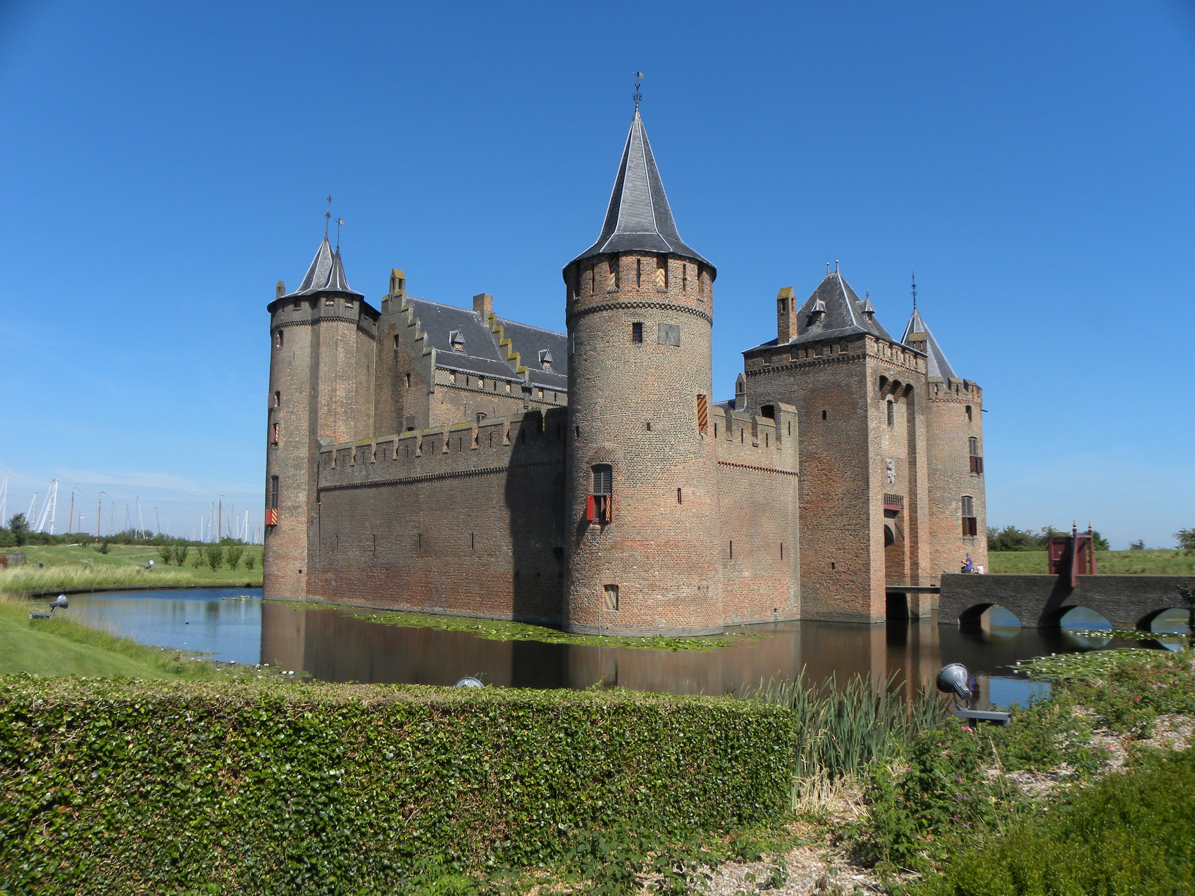 Когда были 1 замок. Замок мёйдерслот. Де Хаар замок башня. Мейдерслот замок Голландия. Голландия. Мюйден. Замок Мюйдерслот.