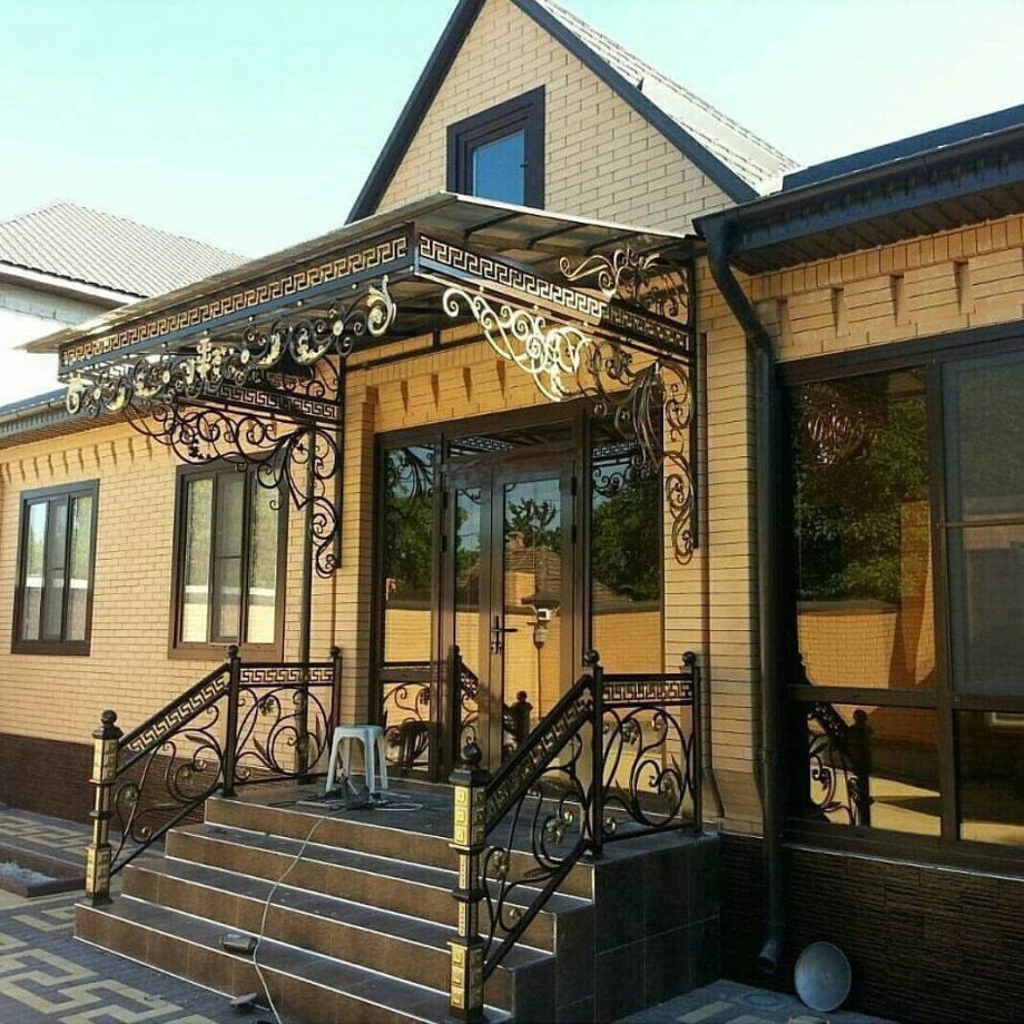 Красивое крыльцо с навесом