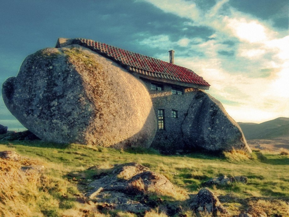 Дом в Камне. Гюэмараес, Португалия.