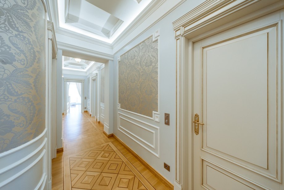 Лепнина в интерьере в коридоре