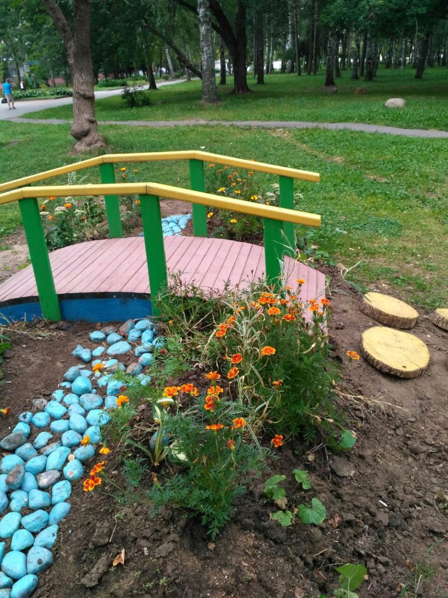 Клумба с мостиком
