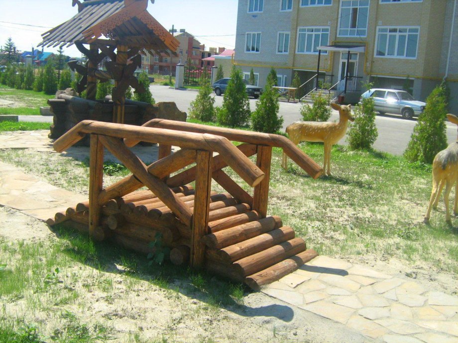 Мостик для дачи из,бревна