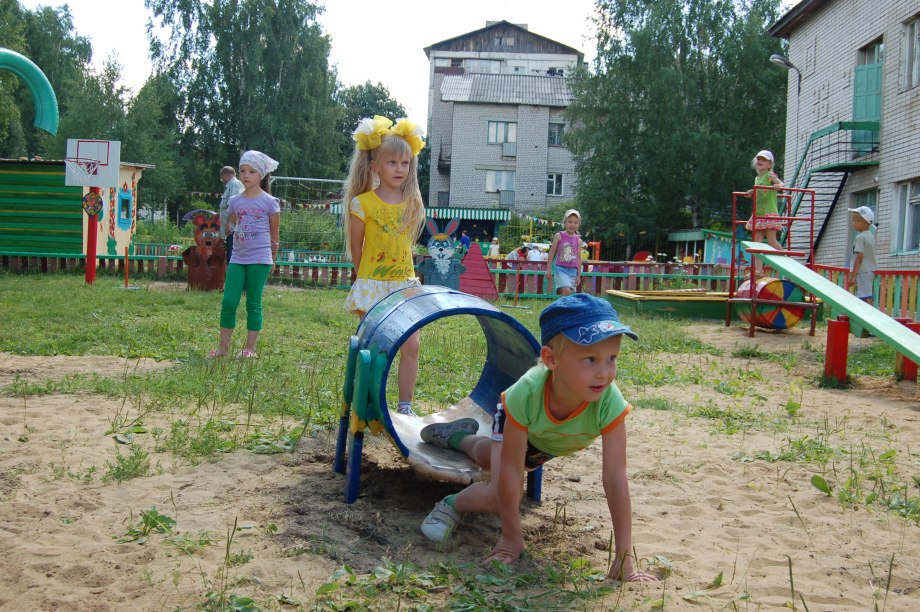 Песочница на участке детского сада