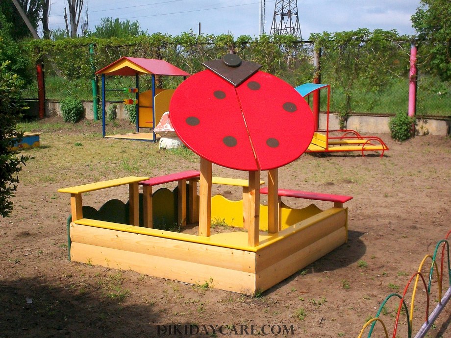 Детская качалка на участке