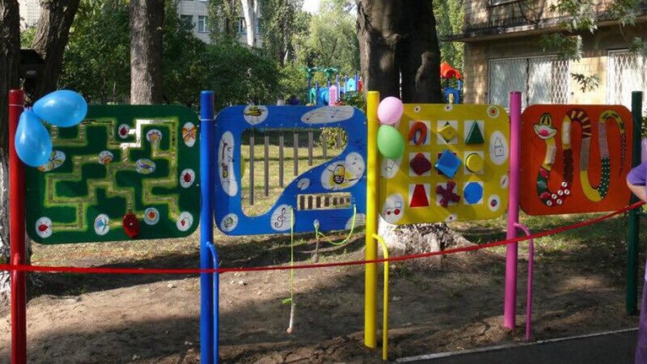 На детскую площадку в садик