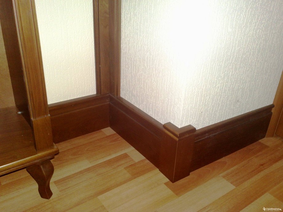 Широкий плинтус для пола
