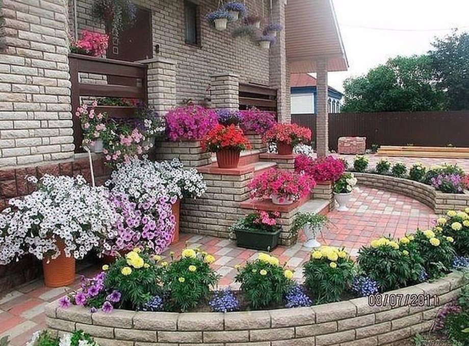 Красивые клумбы во дворе