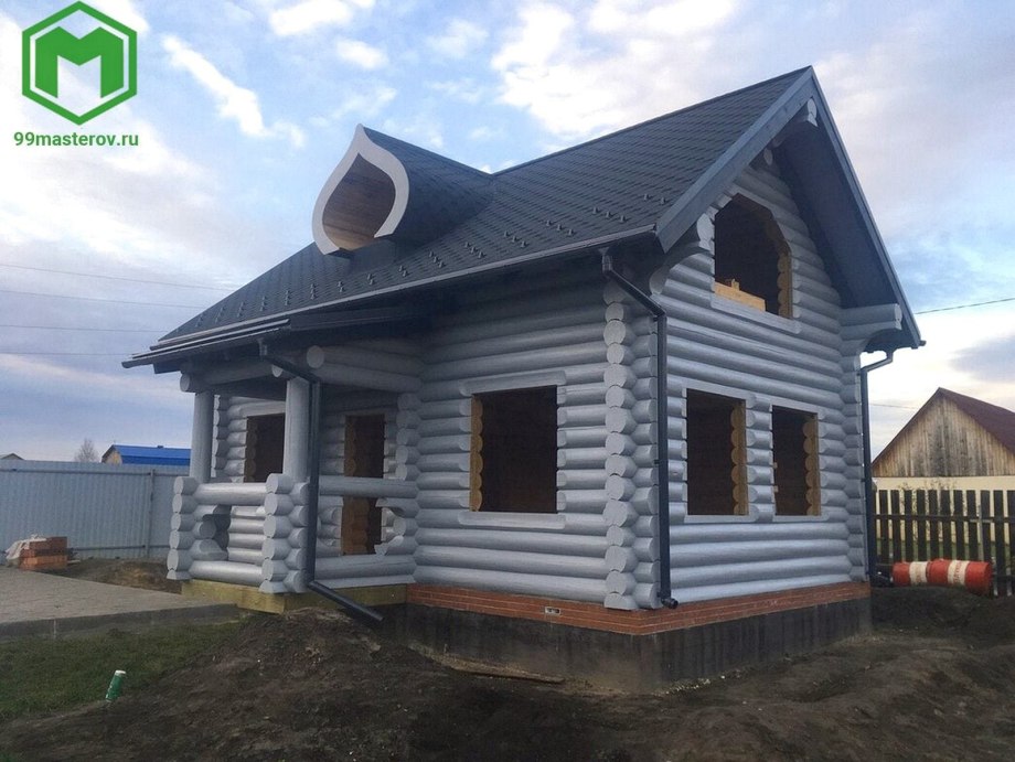 Деревянный дом с серой крышей