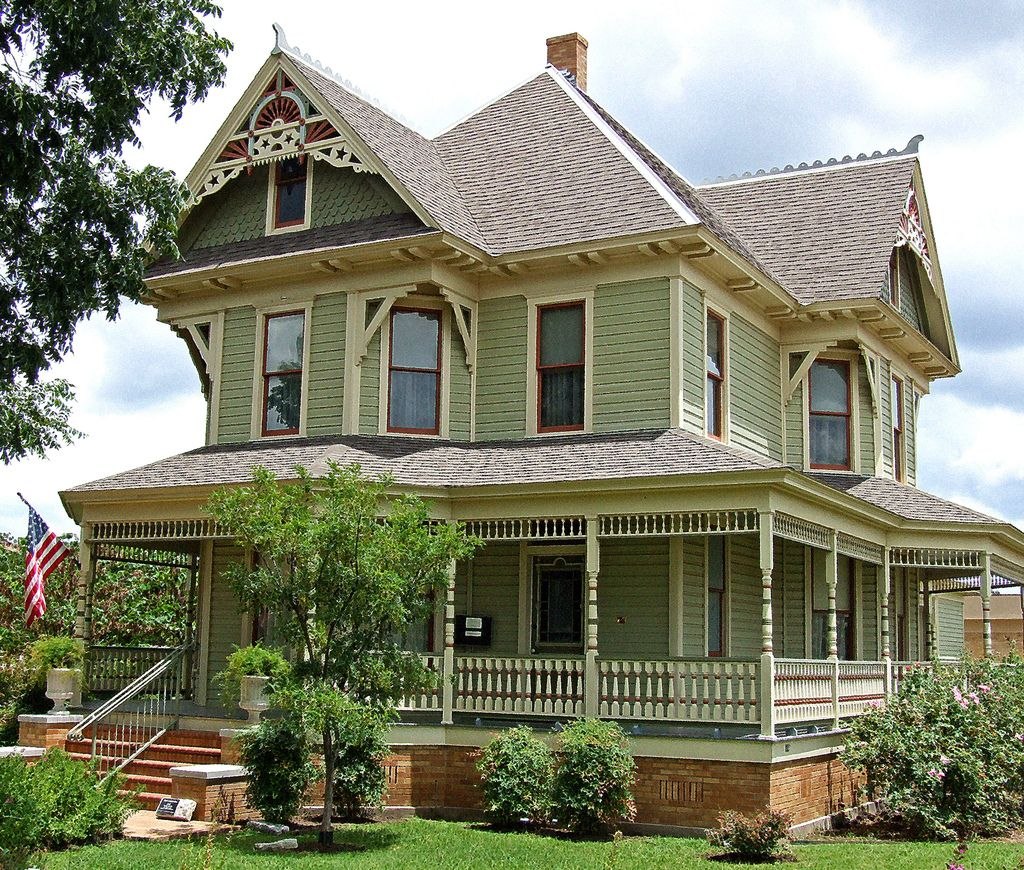Зелено деревянный цвет. Викторианский стиль фасад. Викторианский стиль экстерьер. Фасады домов в викторианском стиле. Красивые фасады деревянных домов.