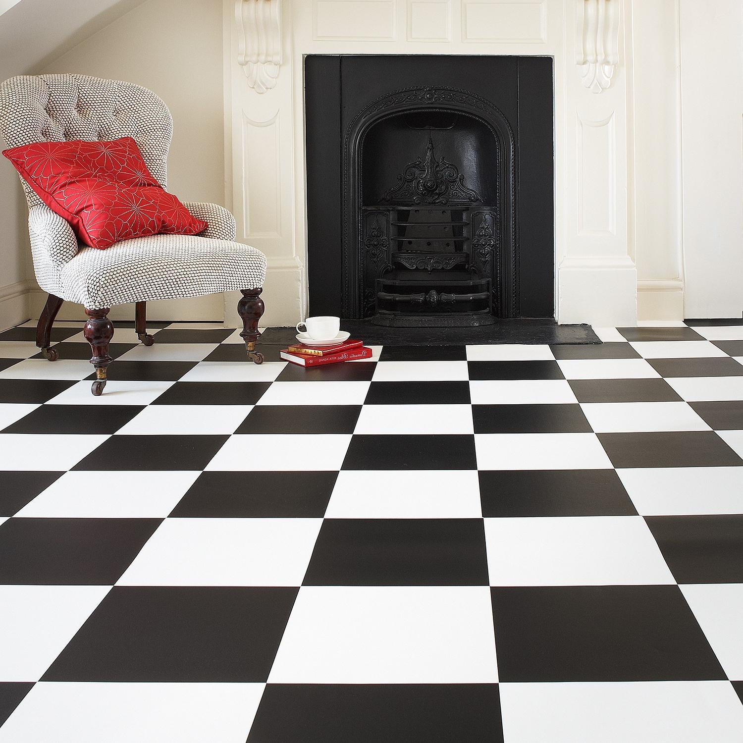 Пвх плитка черная. Таркетт линолеум шахматная клетка. Метлахская плитка черно белая. Черно белый пол. Шахматный пол в интерьере.