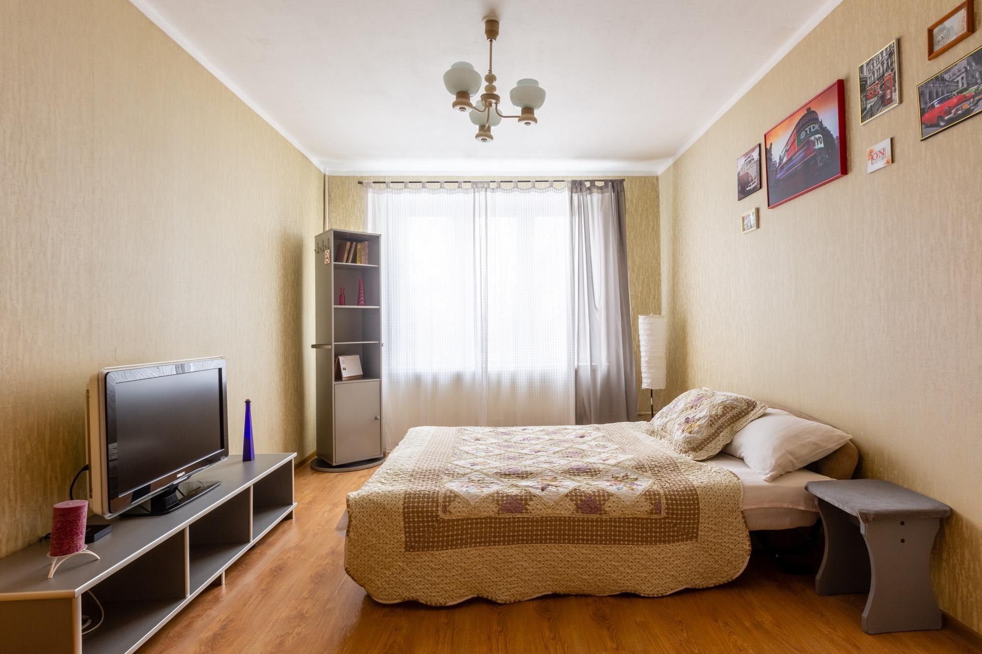 Квартиру посмотрим на месяц. Спальня вторичка. Обычная квартира в Москве. 1 Комнатная квартира. Интерьер вторичка.