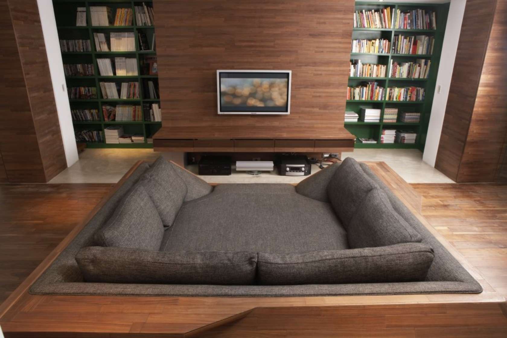 кровать в гостиной вместо дивана интерьер