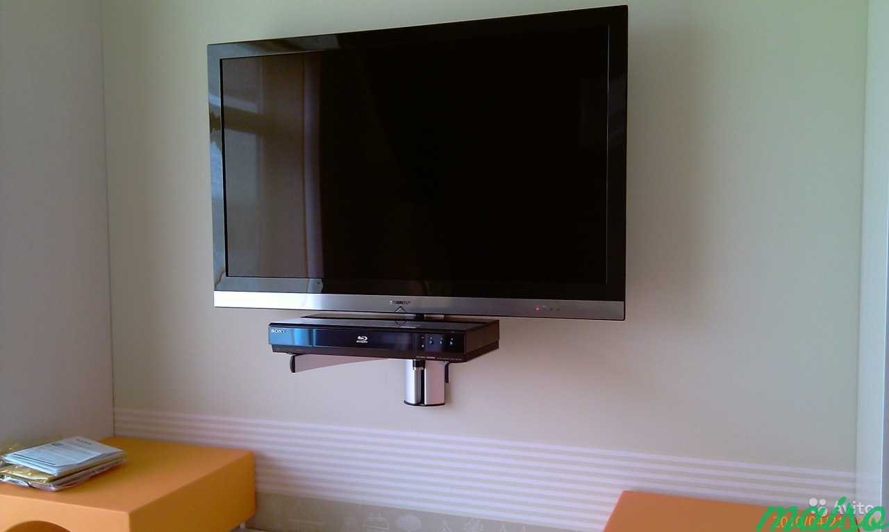 Видео повесить телевизор. Кронштейн для телевизора на стену. Кронштейн для плазмы. Телевизор на стене. Подвешенный телевизор.