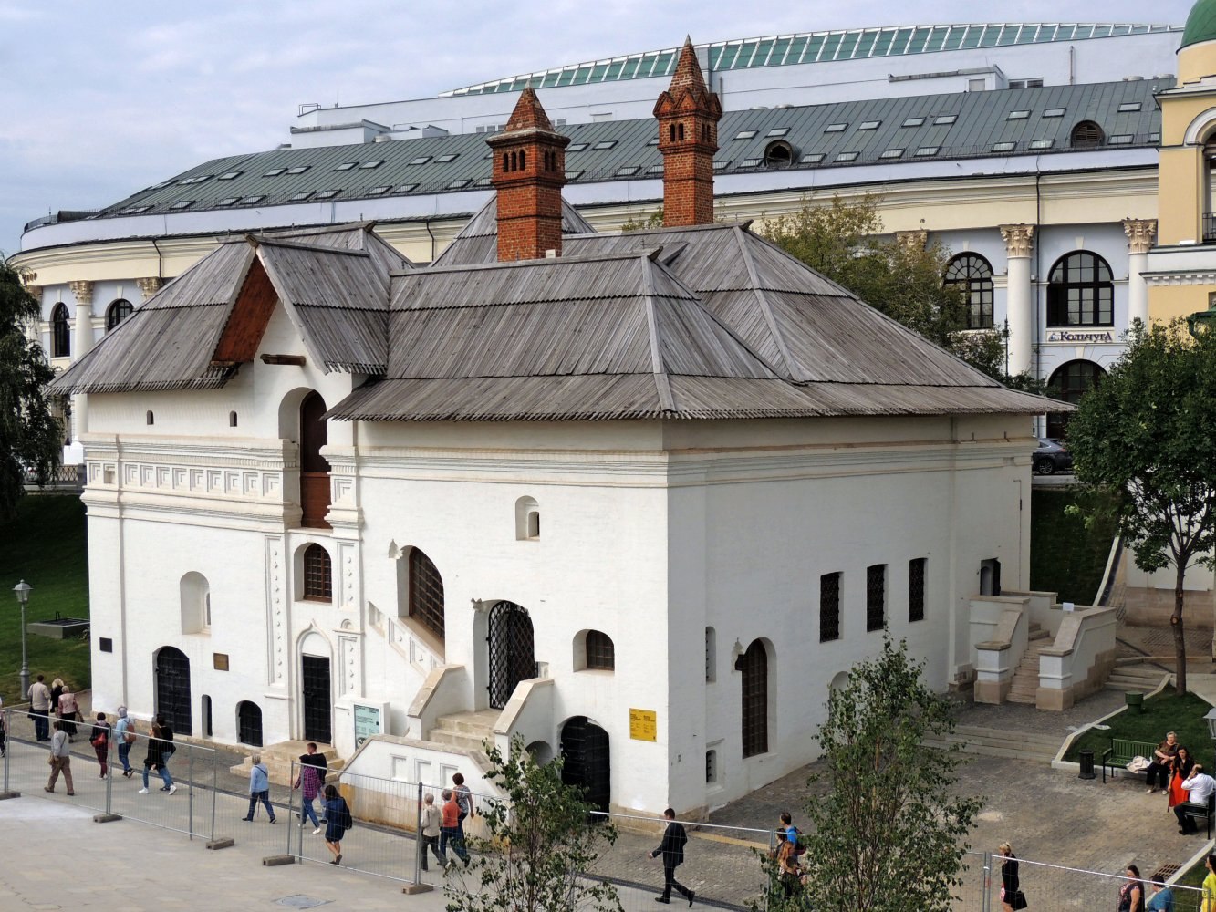 Парк зарядье старый английский двор. Английское подворье на Варварке. Старый английский двор на Варварке. «Старый английский двор в Москве на улице Варварке». Старый английский двор в Зарядье.