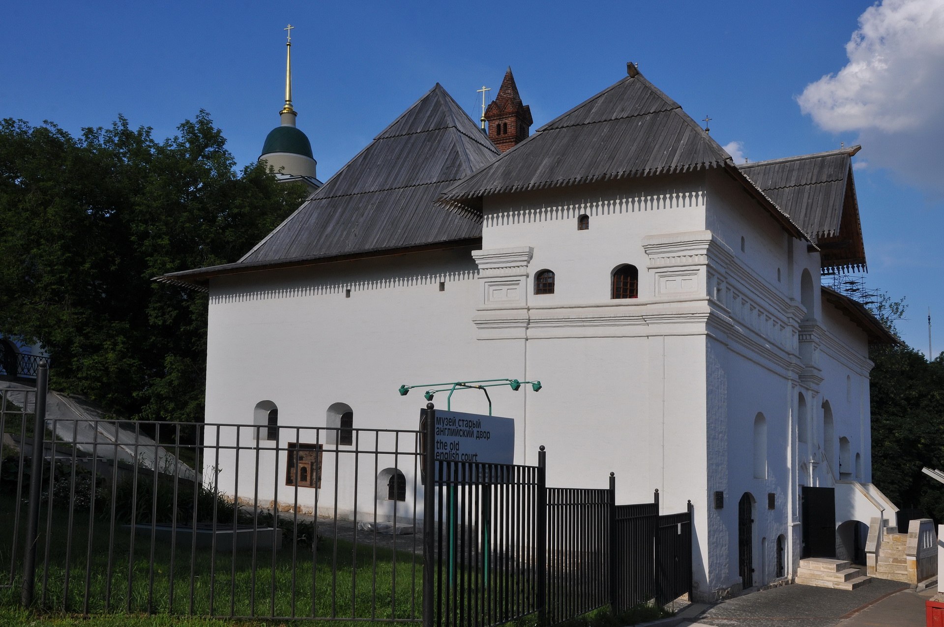 Парк зарядье старый английский двор. Старый английский двор на Варварке. Английское подворье в Москве музей. Палаты старого английского двора на Варварке. Старый английский двор в Москве музей.