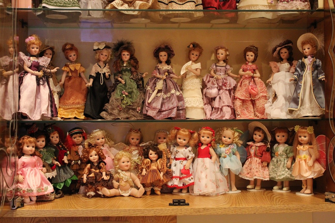 Много игрушек кукол. Коллекционирование кукол. Коллекция кукол. Частная коллекция кукол. Коллекция фарфоровых кукол.