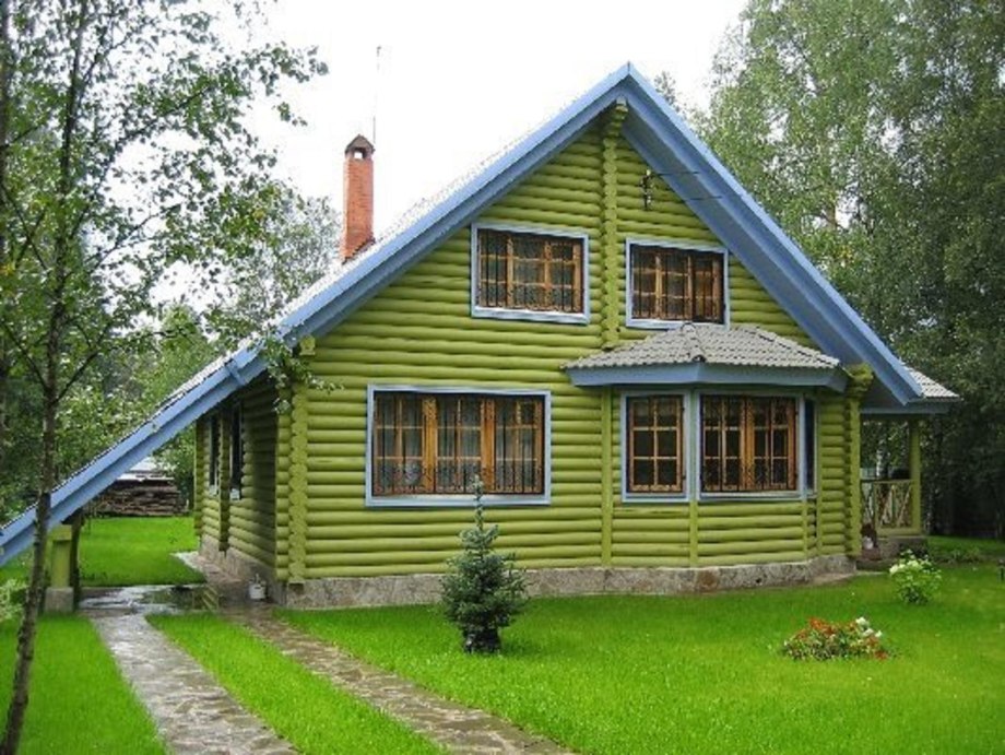 Деревянный дом с зеленой крышей