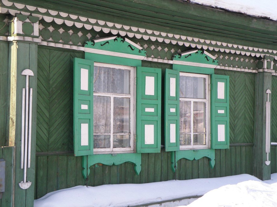 Дом зеленый деревянный со ставнями