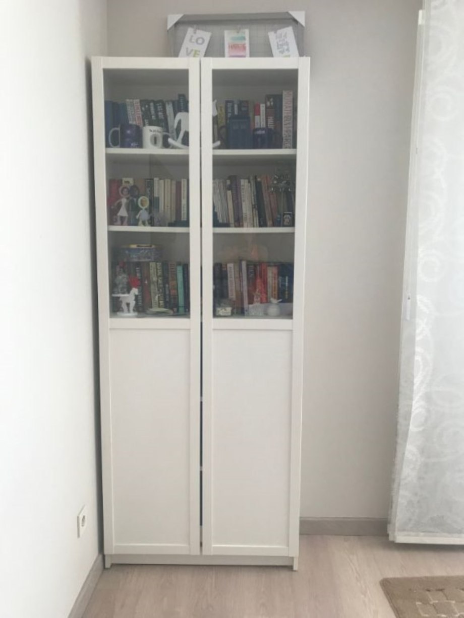 Книжный шкаф в скандинавском стиле