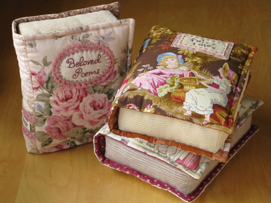 Подушка в виде книги