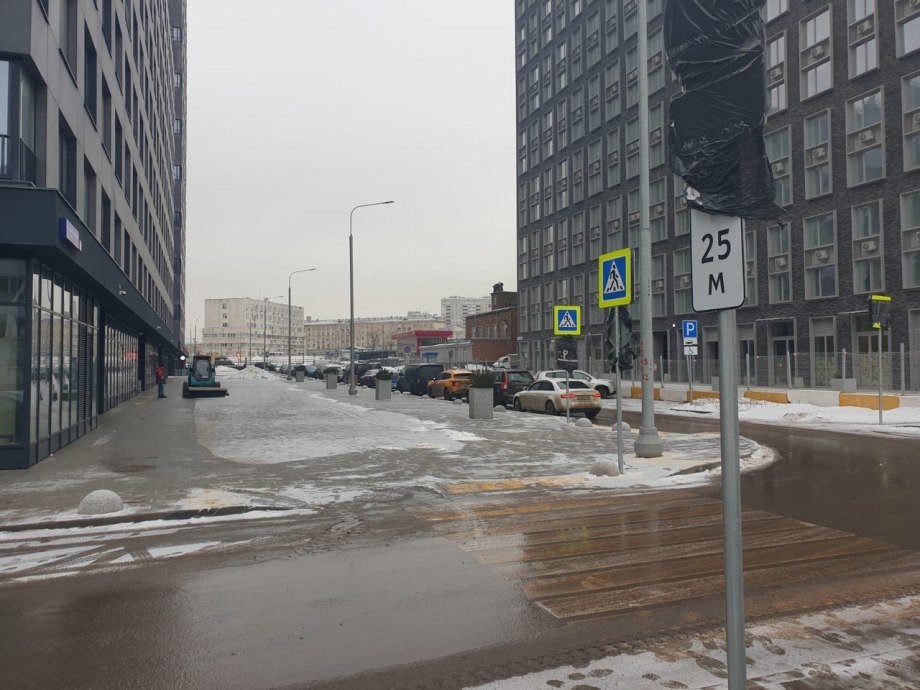 Рейки на стене в кабинете