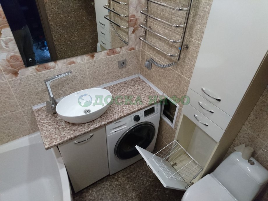 Маленькая ванная комната со столешницей
