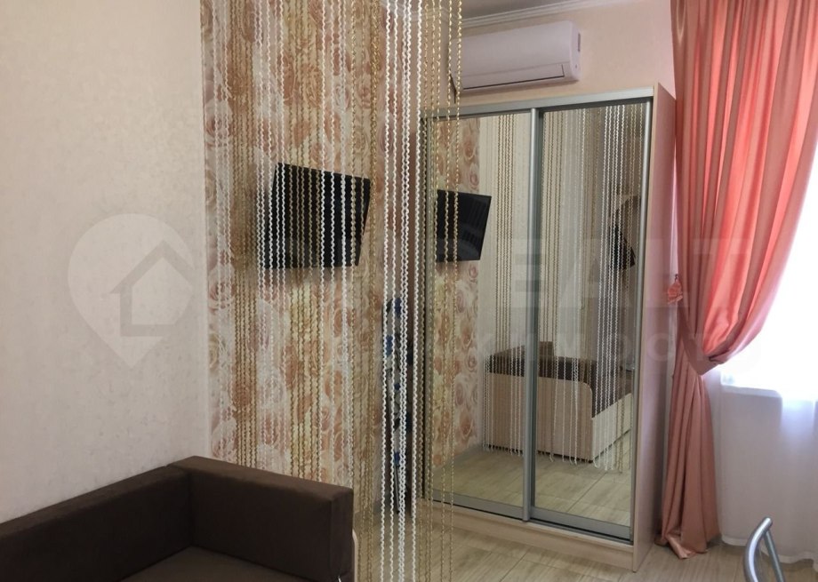 Зонирование комнаты шторами