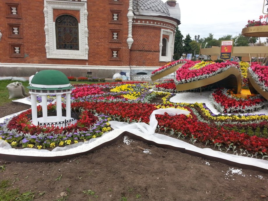 Клумбы на Советской площади Ярославль