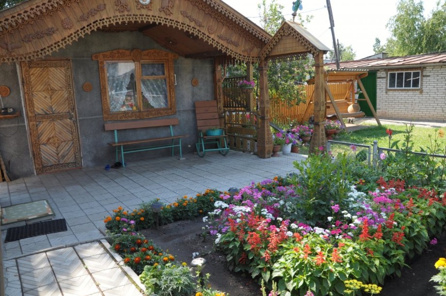 Красивый двор в деревне
