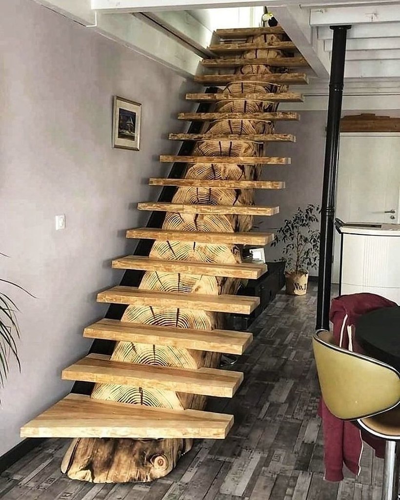 Лестница на мансарду в частном доме