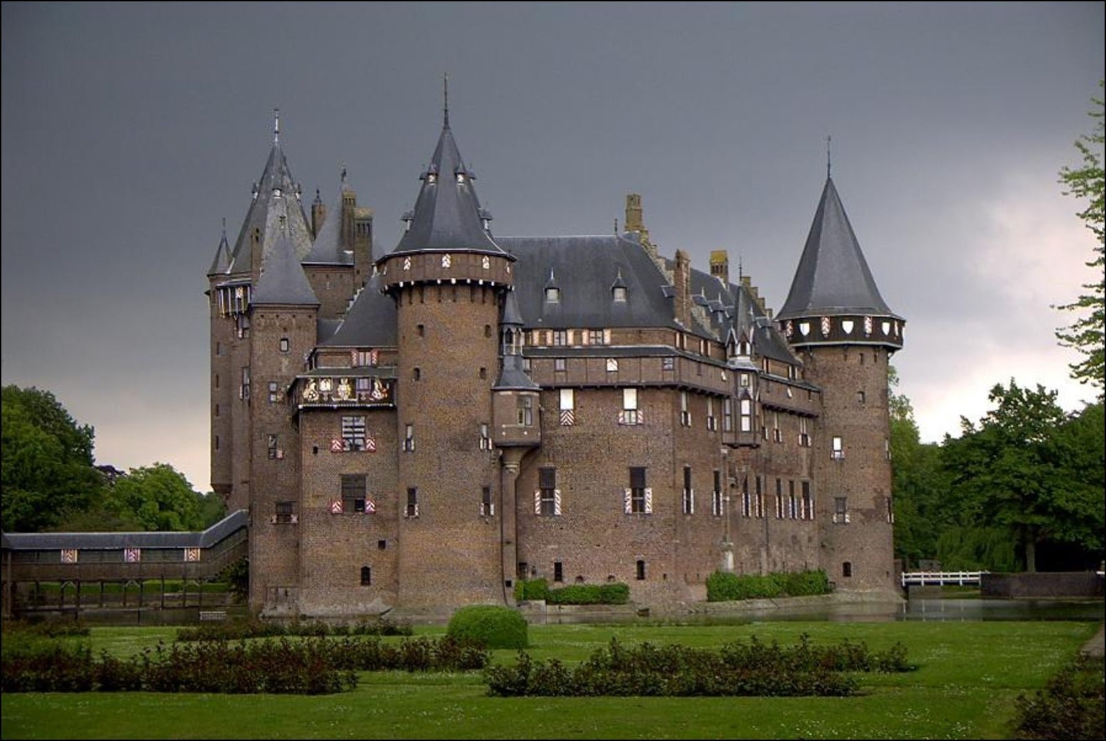 Замок сх. Замок де Хаар Нидерланды. Рыцарские замки Европы. Средневековый Европейский замок. Замок де Аренбергов.
