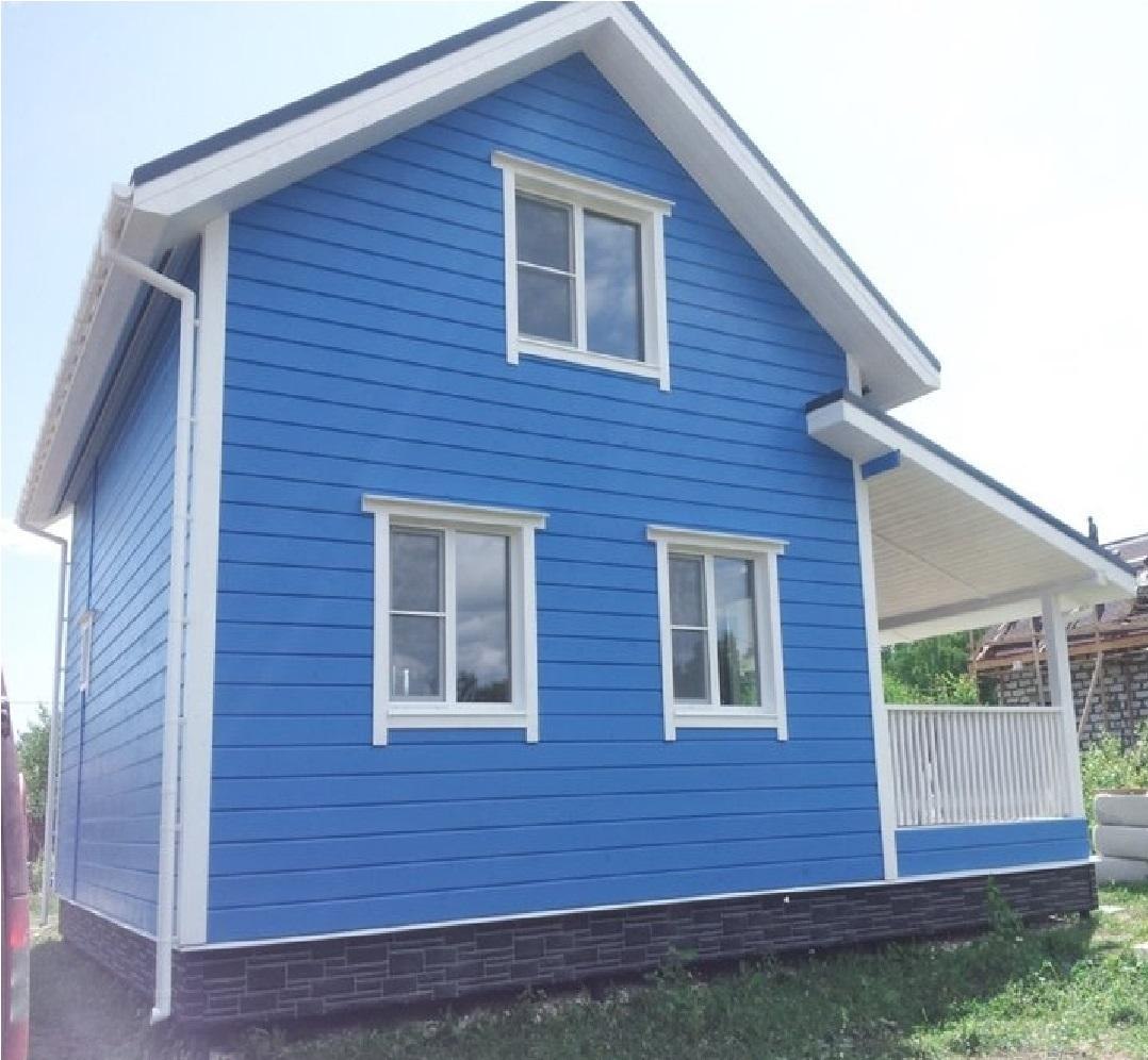 Дачный дом краска. Обшить дом металлосайдингом. Сайдинг синий. Голубой сайдинг на доме. Сайдинг голубого цвета.