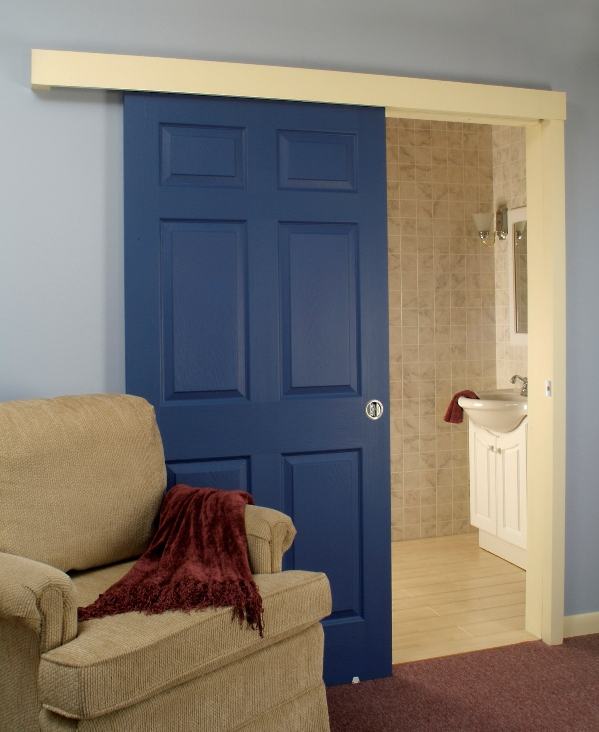 Дверь толще стены. Двери в интерьере. Раздвижные двери в интерьере. Синие двери в интерьере. Цветные двери в интерьере.