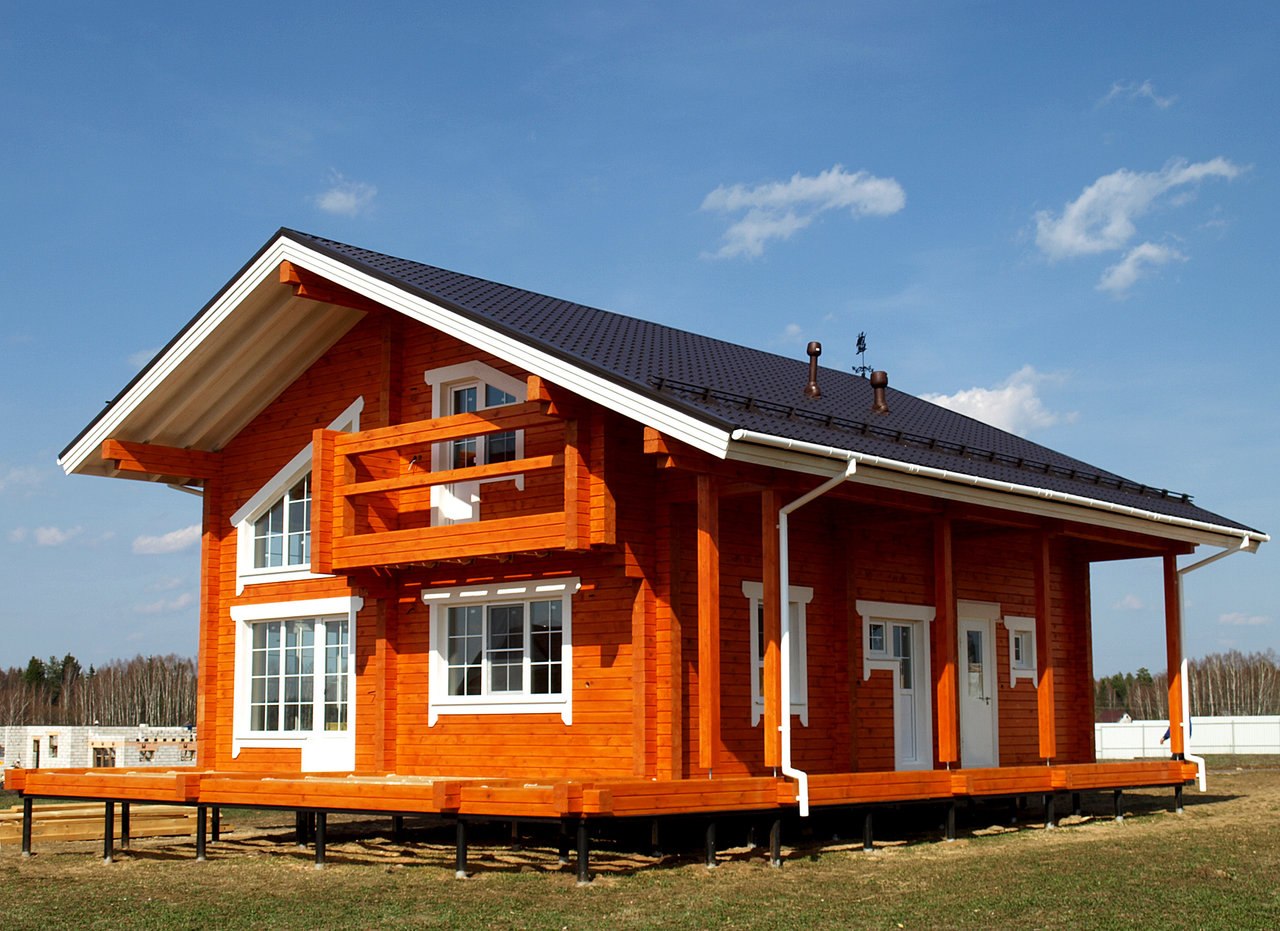 Покраска дома из клееного. Цвета деревянных домов. Оранжевый деревянный дом. Финский дом. Деревянный дом с оранжевой крышей.