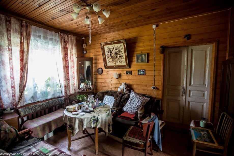 Русская изба в деревне внутри