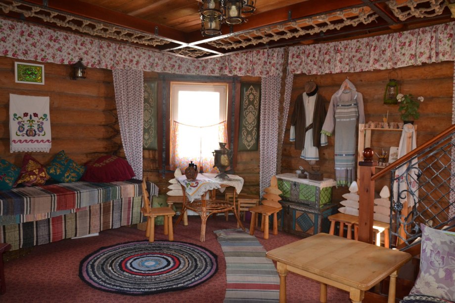 Деревянный домик изнутри