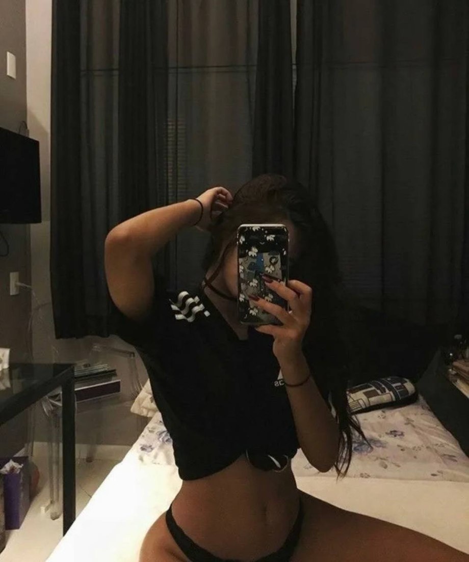 Девушка фоткается в зеркале