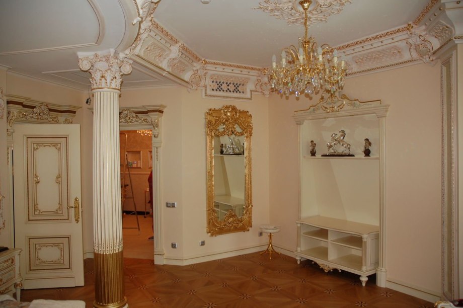Лепнина в интерьере спальни