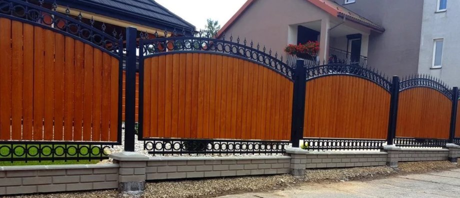 Кованые заборы с элементами дерева