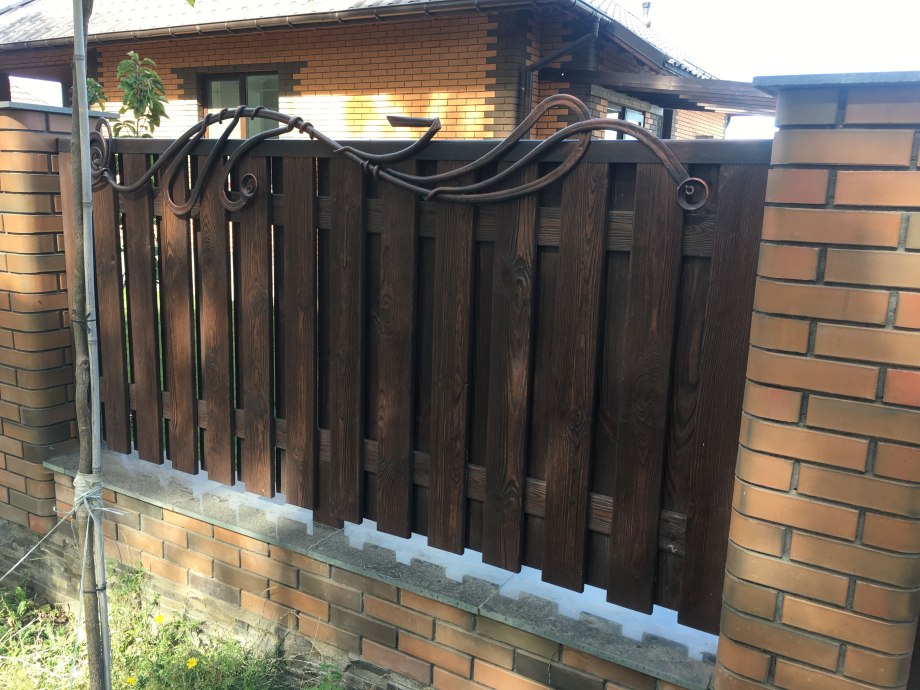 Забор ковка с деревом