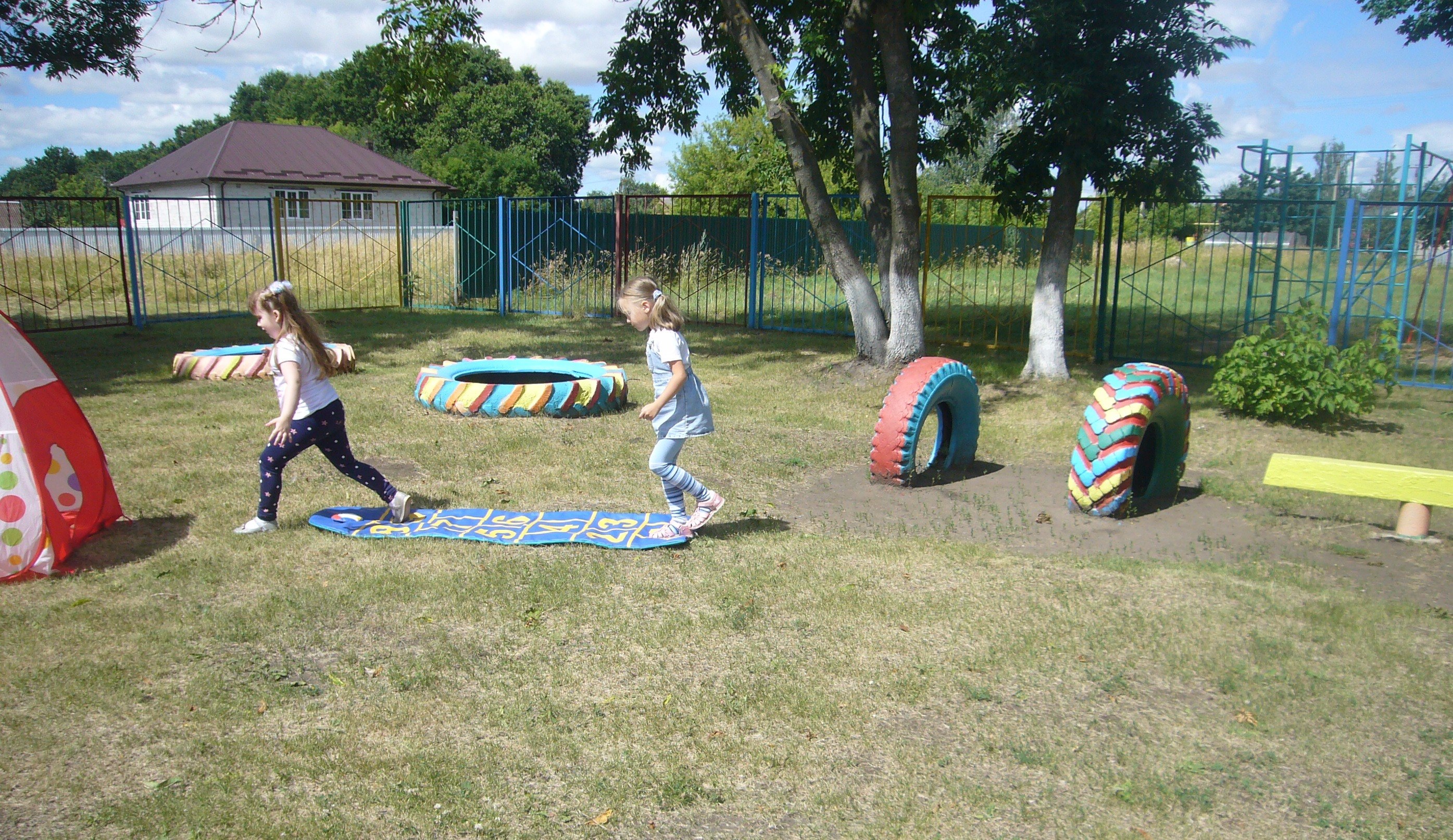 Игры на улице для детей 6 лет. Полоса препятствий на свежем воздухе для детей. Спортивные игры на свежем воздухе в детском саду. Полоса препятствий на свежем воздухе в детском саду. Игры на улице своими руками.
