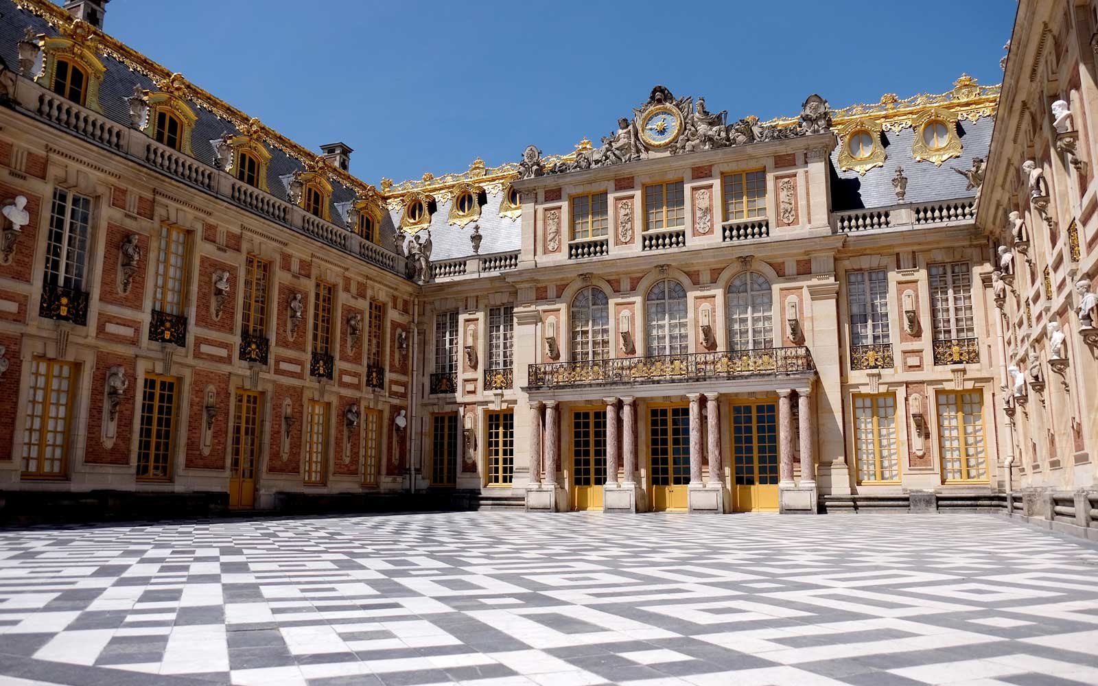 Французский версаль. Версальский дворец дворцы Франции. Королевский двор Версальского дворца. Королевская резиденция Версаль. Замок Версаль Франция.